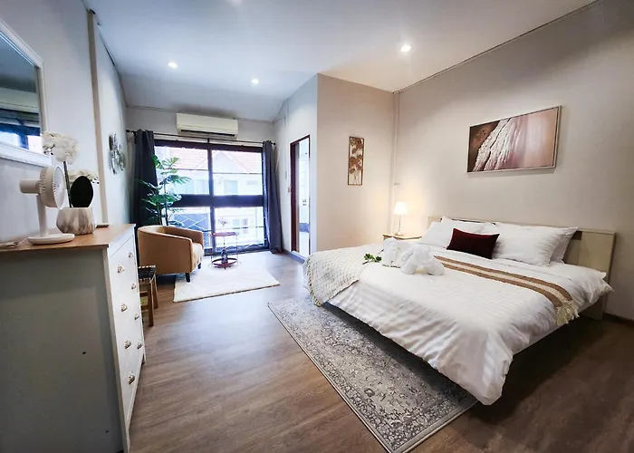 Vakantiehuis Asokes Hidden Gem Cozy Next To The Park Bangkok